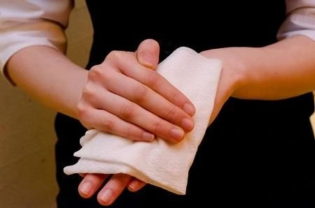 Le salviette dei tessuti bagnati aggiungono colore ai servizi d'albergo